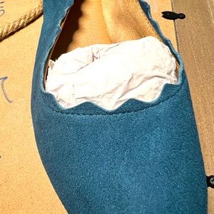Violet & Red NWOT Winny Suede Scalloped Flat teal green 7.5